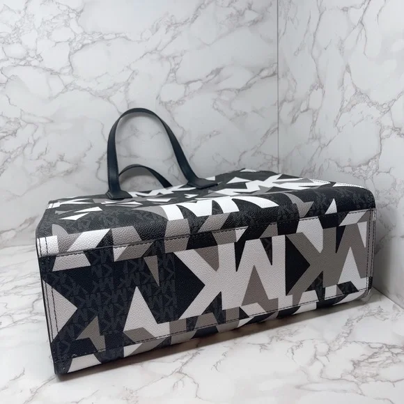 Michael Kors Kenly Large Tote - Picture 4 of 6